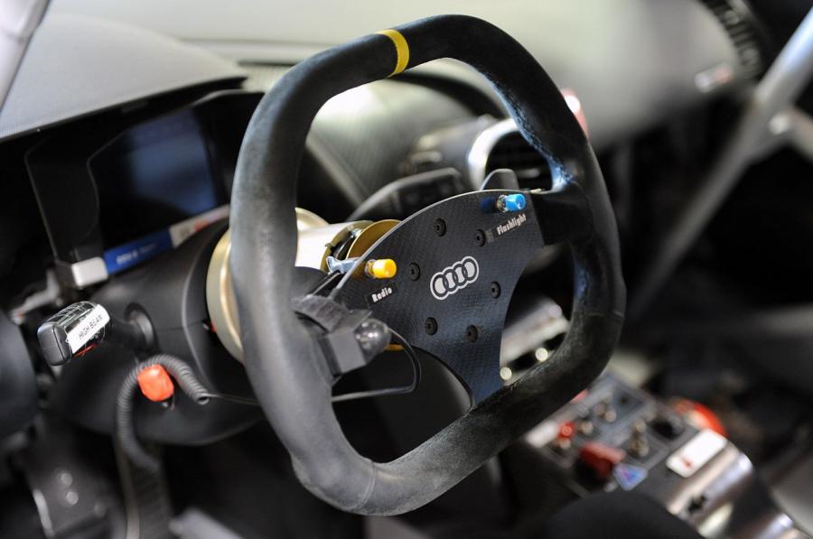 Панель приборов Audi R8 LMS by GMG Racing 2012 года  (фото 18 из 48)